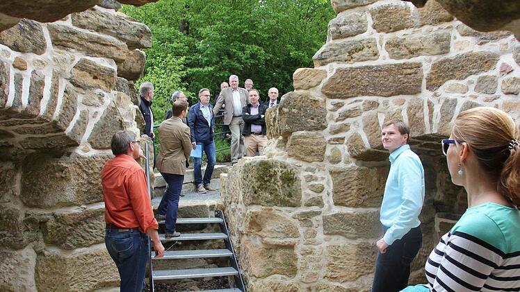 Historische Gemäuer und Gewölbe, wie hier am freigelegten Wehrturm der Ruine Altenstein, besichtigten die Mitglieder des Kreis-Kulturausschusses am Mittwochnachmittag. Foto: Ralf Kestel
