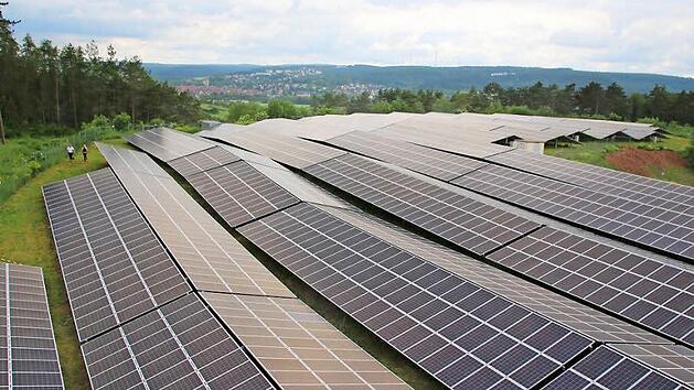 Die gewaltige Photovoltaikanlage auf der ehemaligen Erdaushubdeponie der Stadt M&uuml;nnerstadt und der Gemeinde Burglauer