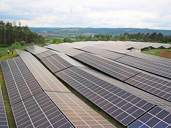 Die gewaltige Photovoltaikanlage auf der ehemaligen Erdaushubdeponie der Stadt Münnerstadt und der Gemeinde Burglauer