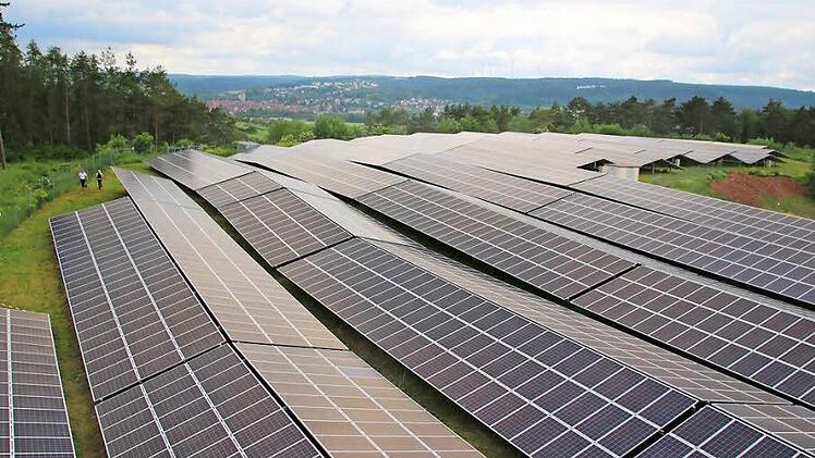 Die gewaltige Photovoltaikanlage auf der ehemaligen Erdaushubdeponie der Stadt Münnerstadt und der Gemeinde Burglauer