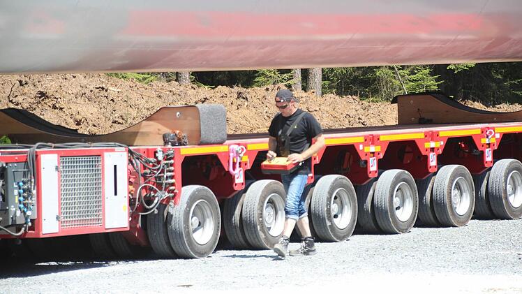 Selbstfahrer-Lenker Erhard Pint lässt das Gerät wegrollen, nachdem zwei Autokräne das fast 50 Tonnen schwere Stahlrohr angehoben haben.  Foto: Friedwald Schedel
