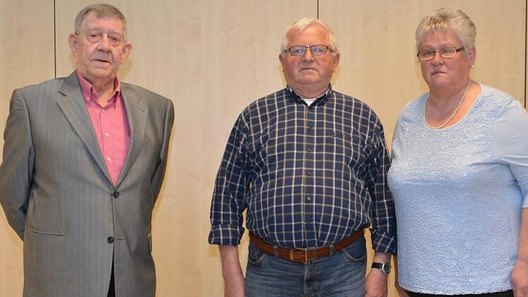 Die neue Vorsitzende des VdK-Ortsverbandes, Monika Emmerth (rechts), gratulierte (von links) Werner Below und Herbert Metz, die für ihre langjährige Tätigkeit geehrt wurden. Foto: Björn Hein