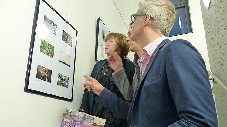 Rosemary Keßler (links) erklärt Matthias Hösch und Uwe Kirschstein, was ihr gerade an dem einen Foto gefallen hat. Foto: Pauline Lindner
