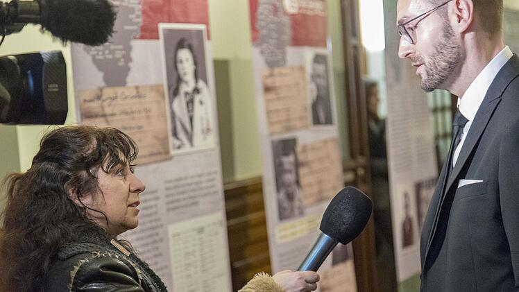 Seminarleiter Daniel Heß wird im portugiesischen Parlament interviewt. Im Hintergrund die Tafeldn der Ausstellung. Rudolf Hein