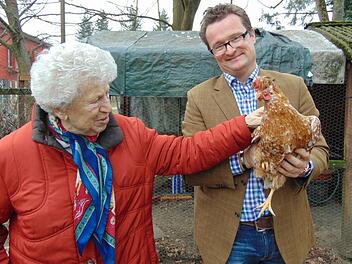 Seniorin Hildegard Kreller und Jochen Misof (Leiter des Wichernhauses) zeigen Elisabeth, das schwedische Blumenhuhn. Foto: Petra Malbrich