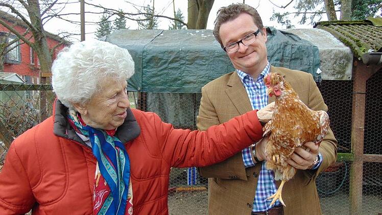 Seniorin Hildegard Kreller und Jochen Misof (Leiter des Wichernhauses) zeigen Elisabeth, das schwedische Blumenhuhn. Foto: Petra Malbrich