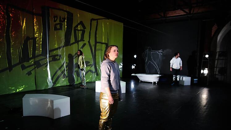 Szene aus "4.48 Psychose" im Coburger Theater in der Reithalle Foto:  Henning Rosenbusch