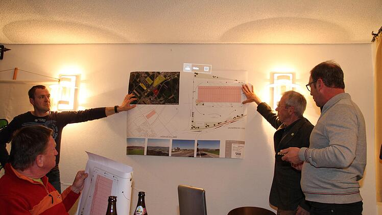 Architekt Bernd Gierlich (rechts) stellte das geplante Vorhaben bildlich vor.