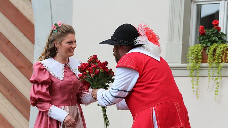 Baltzer Dietmar übergibt Ottilia den Blumenstrauß von Michel Stapf.  Thomas Malz