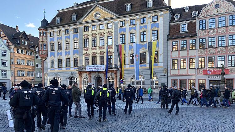 Zum ersten Mal seit Beginn der Proteste gegen die politischen Entscheidungen hat das lokale B&uuml;ndnis eine Gegenveranstaltung organisiert. Die Polizei sicherte die Veranstaltung ab.