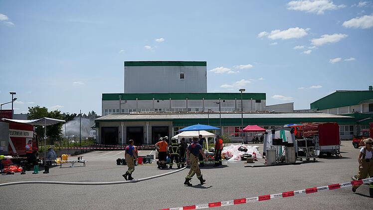 Chemieunfall in Roth löst Feuerwehr-Großeinsatz aus - Mann verletzt