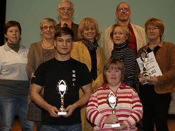 Die Haßfurter Sportler des Jahres 2012 sind der Kickboxer Felix Hartmann (vorne links), die Skifahrerin und Golferin Sarah Rinkowitz (vorne rechts) und die Tennis-Damen W50 des FC Haßfurt (dahinter). Die Ehrung überreichten Haßfurts Zweiter Bürgermeister Reiner Schuster (ganz hinten links) und Sportredakteur Matthias Lewin (hinten rechts).Alle Fotos: Sabine Weinbeer