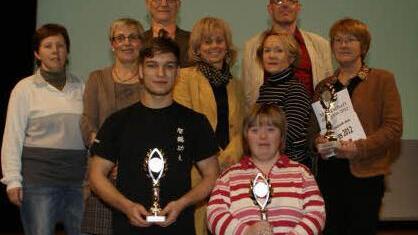 Die Haßfurter Sportler des Jahres 2012 sind der Kickboxer Felix Hartmann (vorne links), die Skifahrerin und Golferin Sarah Rinkowitz (vorne rechts) und die Tennis-Damen W50 des FC Haßfurt (dahinter). Die Ehrung überreichten Haßfurts Zweiter Bürgermeister Reiner Schuster (ganz hinten links) und Sportredakteur Matthias Lewin (hinten rechts).Alle Fotos: Sabine Weinbeer