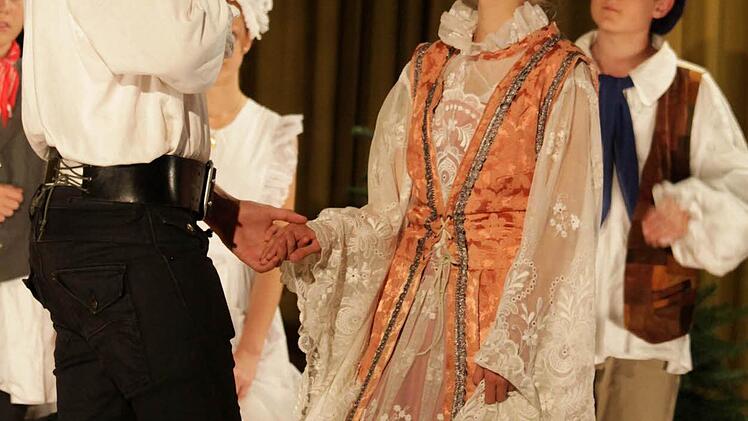 Der Hauptmann beziehungsweise italienische Adelige hält um die Hand der Comtesse an.