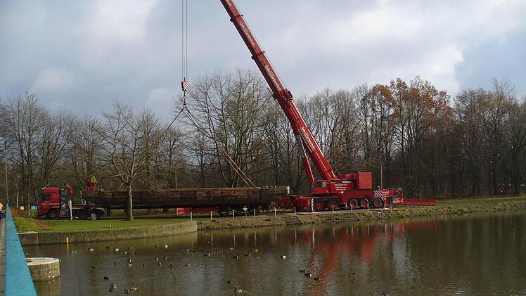 ... zuvor mit einem Kran in die Regnitz gesetzt.  Foto: Bernhard Kellermann