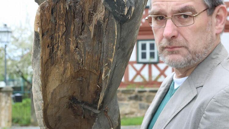 Die Christus-Figur, die wohl im Außenbereich hing, ist an der Rückseite durch Wasser schwer beschädigt worden.