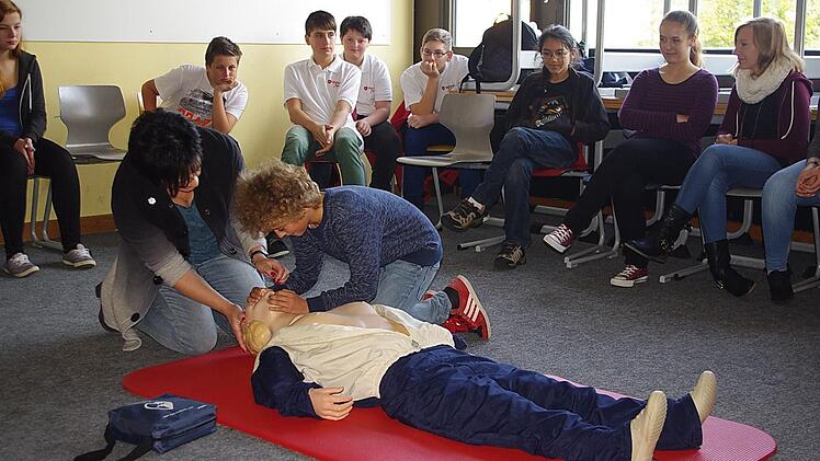 Claudia Simon erklärt Max, wie eine Mund-zu-Mund-Beatmung funktioniert. Foto: Schülein