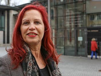 Sibylle Broll-Pape vor ihrer neuen Wirkungsstätte, dem Bamberger E.T.A.-Hoffmann-Theater Fotos: Barbara Herbst