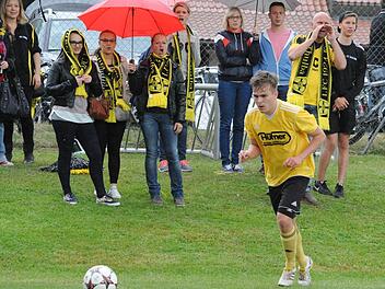 Mit den Fans im Rücken: Tobias Huppmann, dessen Einsatz noch nicht hundertprozentig sicher ist, und sein FC Thulba erwarten den TSV Forst zum Hinspiel um den Aufstieg in die Bezirksliga. Foto: Hopf
