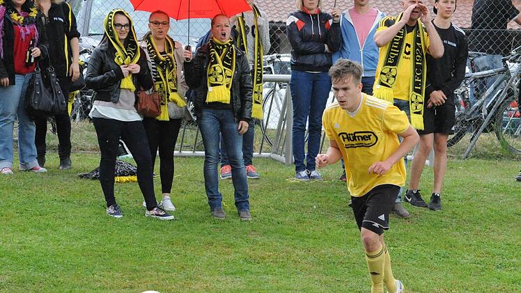 Mit den Fans im Rücken: Tobias Huppmann, dessen Einsatz noch nicht hundertprozentig sicher ist, und sein FC Thulba erwarten den TSV Forst zum Hinspiel um den Aufstieg in die Bezirksliga. Foto: Hopf