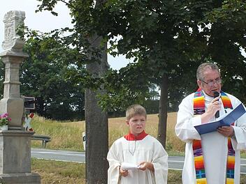 Padre Gabriel Ramos-Valiente segnete die erneuerte Müllermarter. Foto: Manfred Welker