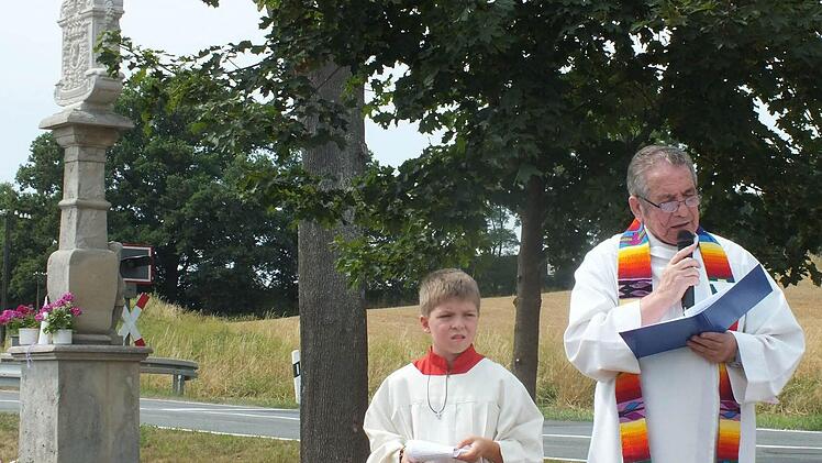 Padre Gabriel Ramos-Valiente segnete die erneuerte Müllermarter. Foto: Manfred Welker