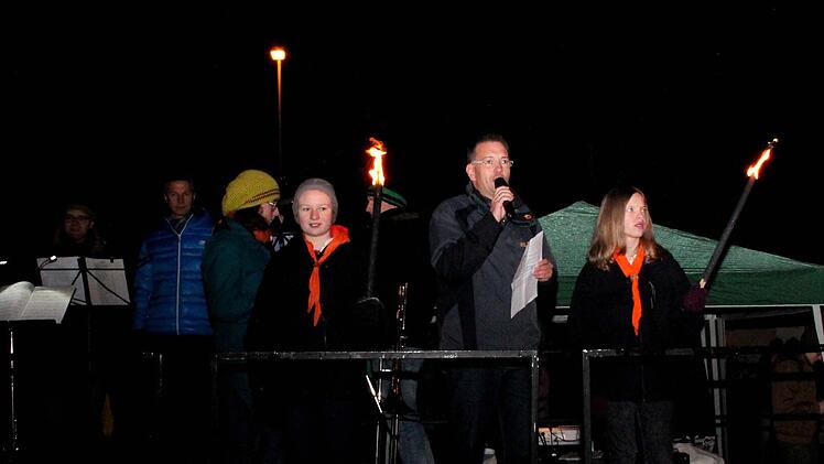 Bürgermeister Karsten Fischkal begrüßt die Gäste des Weihnachtsmarktes.