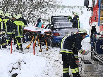 Eine 25-Jährige hat sich bei einem Unfall nahe Amlingstadt (Landkreis Bamberg) mittelschwere Verletzungen zugezogen. Sie war mit ihrem Ford in einen Bachlauf gerutscht. Foto: Ferdinand Merzbach
