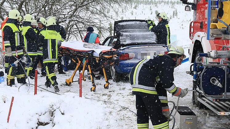 Eine 25-Jährige hat sich bei einem Unfall nahe Amlingstadt (Landkreis Bamberg) mittelschwere Verletzungen zugezogen. Sie war mit ihrem Ford in einen Bachlauf gerutscht. Foto: Ferdinand Merzbach