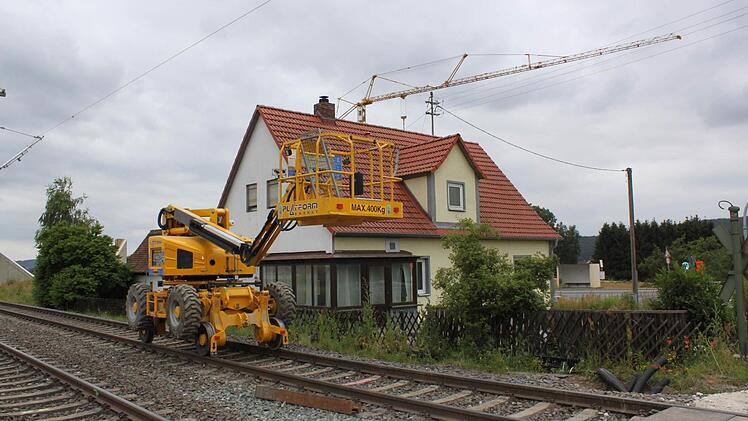 Auch hinterm Haus wird gearbeitet.Foto: Schreiber