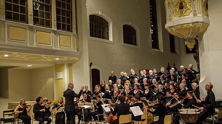 Die Coburger Bachnacht unter der Leitung von Peter Stenglein lockte zahlreiche Zuhörer an mit ihrem vielseitigen Programm. Foto: Jochen Berger