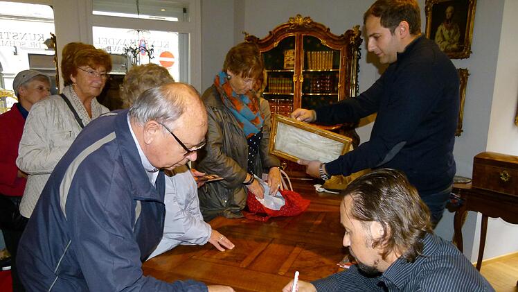 Die Fernsehstars Wolfgang Pauritsch (rechts) und JulianSchmitz-Avila mussten auch viele Autogramme geben.