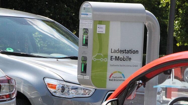 Teil des neuen Parkplatzes ist eine E-Tankstelle. Foto: Ulrike Müller