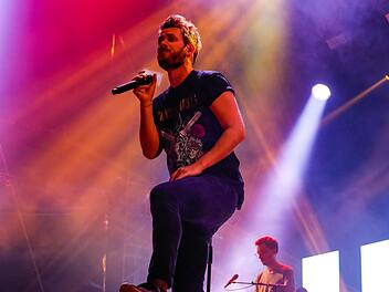 In der gut zweistündigen Show geben Revolverheld mit ihrem Frontmann Johannes Strate alles. Rockige Kracher wechseln sich mit gefühlvollen Balladen ab. Matthias Hoch