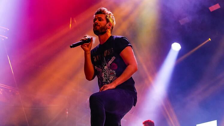 In der gut zweistündigen Show geben Revolverheld mit ihrem Frontmann Johannes Strate alles. Rockige Kracher wechseln sich mit gefühlvollen Balladen ab. Matthias Hoch