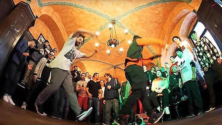 Gedreht wurde das Video zum Wirtshaus-Rap im Weißbierhaus in Bamberg.  Fotos: privat