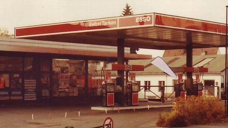 Vier Morde halten Kulmbach 1984 in Atem. Unter anderem ist der Tankstellenmord in der Esso-Station am Kreuzstein bis heute ungeklärt. Vor fünf Jahren rollte die Kripo den Fall noch einmal auf und versuchte, mit einem groß angelegten DNA-Abgleich im Umfeld des Opfers dem Täter auf die Spur zu kommen. Foto: Archiv Stephan Tiroch