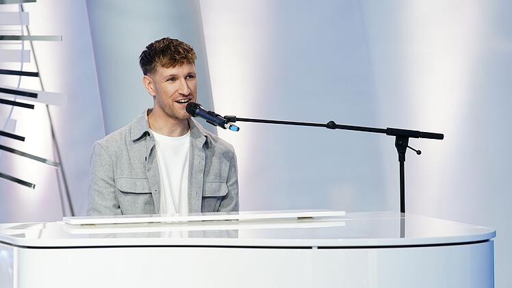 Sebastian Jaeger (29) beeindruckt das Jury-Dreigestirn mit "Falling" (Harry Styles) und viel Gef&uuml;hl in der Stimme. Recall gebucht.
