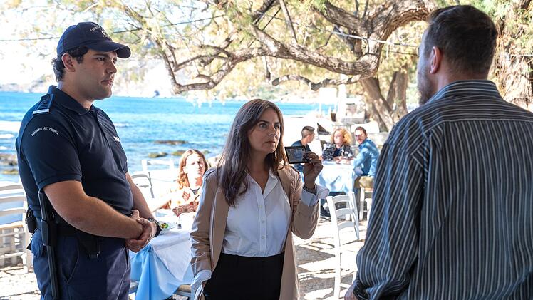 Kommissarin Eleni Theodoraki (Naomi Krauss) und ihr Mitarbeiter und "Gro&szlig;neffe" Alexis (Danilo Kamperidis, links) haben wenig Zeit, sich besser kennenzulernen. Sie haben einen Mord aufzukl&auml;ren und befragen unter anderem den Tavernenbesitzer Stavros Pentakis (Michael Sideris).