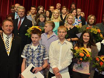 Kulmbachs erfolgreichste Sportler zeichnete Oberbürgermeister Henry Schramm (links) bei der Sportlergala mit Gold- und Silbermedaillen der Stadt aus. Fotos: Ronald Rinklef