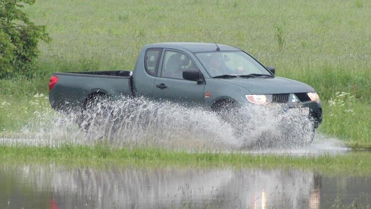 Mit dem Pickup noch möglich, mit einem normalen Personenwagen ein waghalsiges Unterfangen. Die Fahrt durchs Hochwasser kann gefährlich werden. Foto: Eckehard Kiesewetter