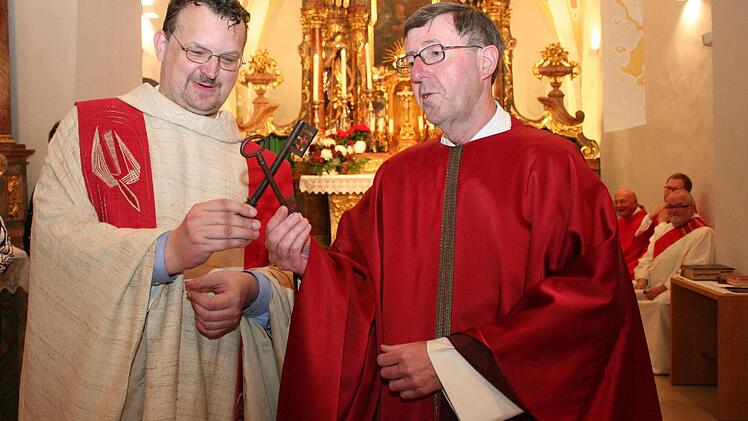 Zum Petrus-Symbol vereinten Pater Stephan Panzer (links) und Pfarrer Wolfgang Schmidt die Kirchenschlüssel.