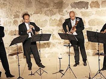 Hans-Peter Fink, Hans-Jörg Alber, Oliver Hasenzahl und Uschi Dahlhausen überzeugten beim Konzert auf Einladung des Vereins Kultur in Thurnau im Kutschenhaus des Schlosses. Foto: Katharina Müller-Sanke