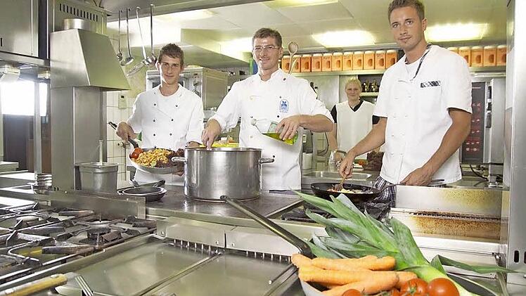 Hanns Passing, Inhaber und Chefkoch des Flair-Hotels Dobrachtal (Mitte) ist Flair-Koch des Jahres 2015. Mit im Bild das Küchenteam. Foto: privat