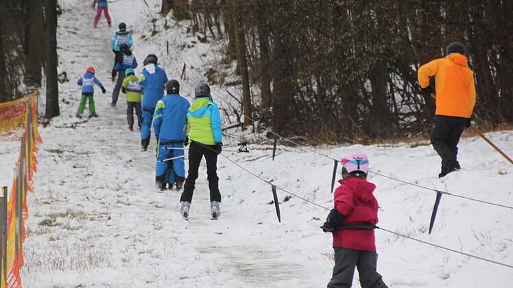 Der kleine Lift befördert die Skifahrer den Hang hinauf. Foto: Matthias Einwag