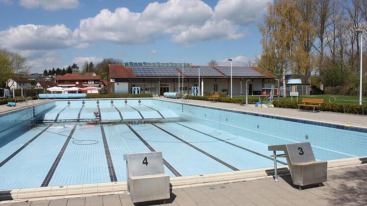 Ab dem 1. Mai kann man wieder reinspringen. Noch ist das Sportbecken leer. Foto: Popp