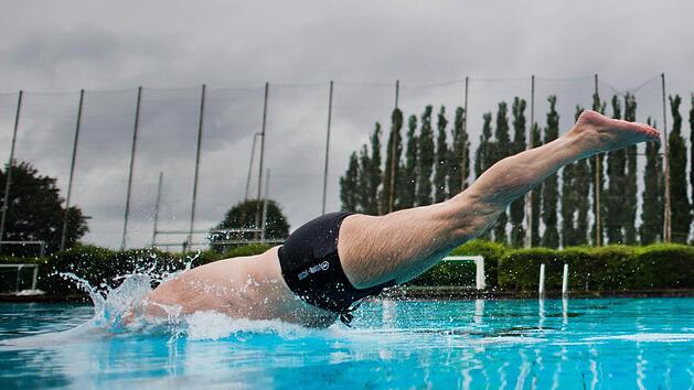 Am kommenden Wochenende ist voraussichtlich alles dabei: Regen und Gewitter bei schw&uuml;lwarmen Temperaturen. Foto: Julian Stratenschulte, dpa