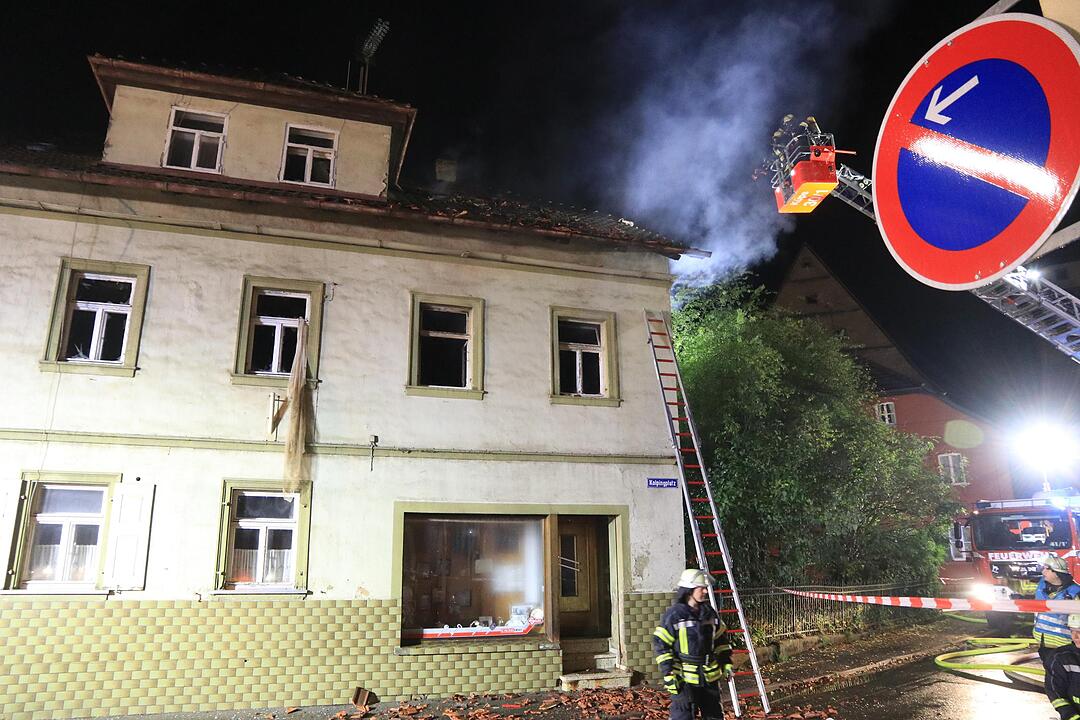 Dachstuhl in Flammen - Großeinsatz für Feuerwehr