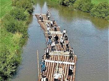 Die Attraktion zum "Tag des offenen Denkmals" im Jahr 2008 war im Bamberger Umland die Floßfahrt eines 70 Meter langen "Hallstadter Stücks" auf dem Main von Kemmern nach Bischberg durch die Frankenwaldflößer. Bereits eine Woche zuvor wurden die ersten vier Flöße in Unnersdorf bei Lichtenfels gestartet. Auftraggeber war der Verein "Flussparadies Franken".  Foto: Gerd Fleischmann