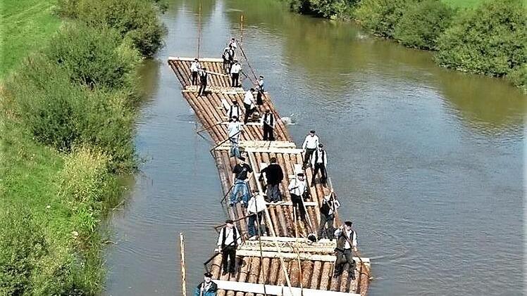 Die Attraktion zum "Tag des offenen Denkmals" im Jahr 2008 war im Bamberger Umland die Floßfahrt eines 70 Meter langen "Hallstadter Stücks" auf dem Main von Kemmern nach Bischberg durch die Frankenwaldflößer. Bereits eine Woche zuvor wurden die ersten vier Flöße in Unnersdorf bei Lichtenfels gestartet. Auftraggeber war der Verein "Flussparadies Franken".  Foto: Gerd Fleischmann